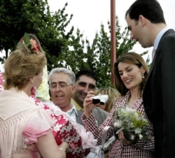 Los Príncipes reciben un obsequio a su llegada a la Feria "MUESTRAMOS 2006"