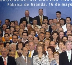 Foto de familia de los Reyes con el presidente del Principado de Asturias, responsables de Corporación Alimentaria Peñasanta y trabajadores de la empr