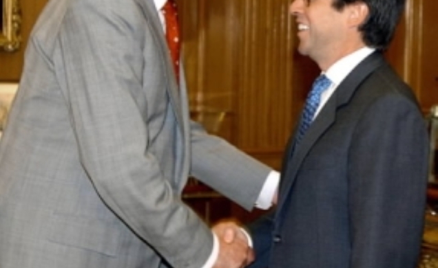 Don Juan Carlos saluda al presidente del Banco Interamericano de Desarrollo (BID), Luis Alberto Moreno