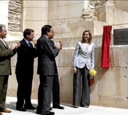 La Infanta Cristina descubre una placa conmemorativa de la inauguración