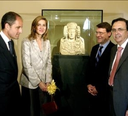 Su Alteza Real junto a La Dama de Elche, con el presidente de la Generalitat Valenciana, Francisco Camps, el ministro de Administraciones Públicas, Jo