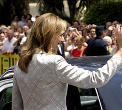La Infanta Cristina saluda a los numerosos ilicitanos que acudieron a recibirla