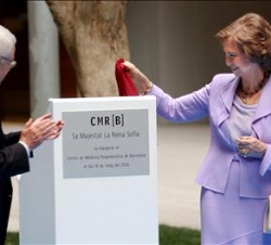 Su Majestad la Reina descubre una placa conmemorativa de la inauguración del Centro