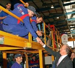 Don Juan Carlos saluda a los trabajadores de Alstom durante su recorrido por las instalaciones