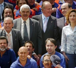 El Rey, junto al presidente de la Generalitat de Cataluña, en la foto de familia con los trabajadores de Alstom