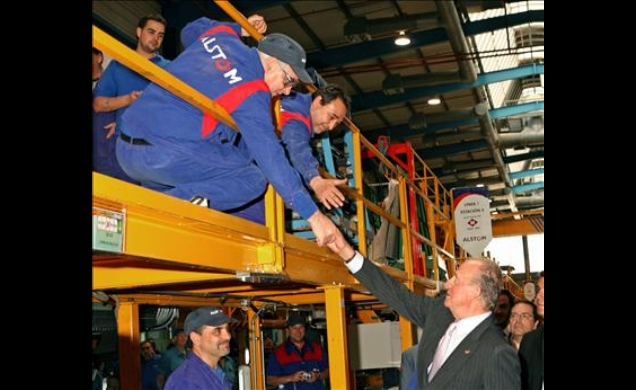 Don Juan Carlos saluda a los trabajadores de Alstom durante su recorrido por las instalaciones