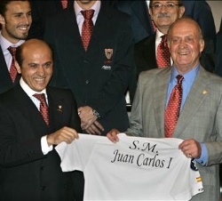 El presidente del Sevilla entrega a Su Majestad el Rey una camiseta del club