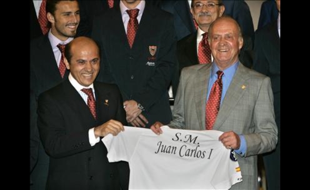 El presidente del Sevilla entrega a Su Majestad el Rey una camiseta del club