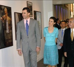 Sus Altezas Reales los Príncipes de Asturias, acompañados del presidente del Principado, Vicente Alvarez Areces durante la inauguración de la exposici
