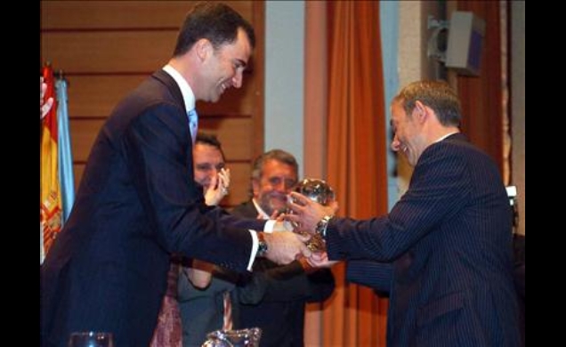 Don Felipe entrega el Premio "Cirilo Rodríguez" al corresponsal de "El País" en Italia Enric González