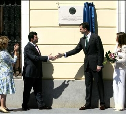 Los Príncipes de Asturias con la presidenta de la Comunidad de Madrid, Esperanza Aguirre , y el alcalde de Alcalá, Bartolomé González, después de desc