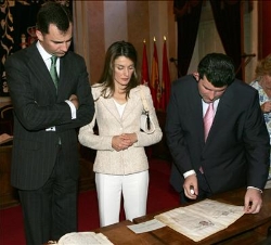 Los Príncipes de Asturias, acompañados por el alcalde de Alcalá, Bartolomé González, observan unos incunables, en el Ayuntamiento de Alcalá de Henares