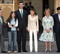 Los Príncipes, acompañados por el rector de la Universidad de Alcalá de Henares, la jefa de las guías estudiantes, Raquel Bayo, la presidenta de la Co