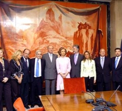 Los Reyes, con los miembros de la Mesa del Congreso en la Sala de lienzos de Sert