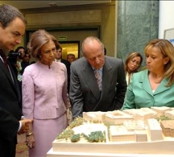 La concejala de Urbanisno del Ayuntamiento de Madrid, presenta a los Reyes el proyecto de remodelación de la Plaza de las Cortes