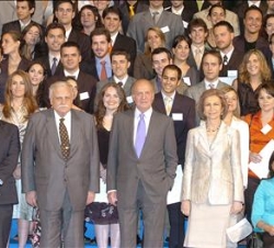 Foto de familia con los Reyes, el presidente de "La Caixa" y el secretario de Estado de Universidades e Investigación