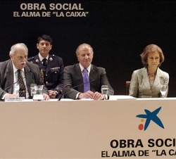 Don Juan Carlos y Doña Sofía, en la mesa presidencial, junto al presidente de "La Caixa"