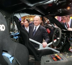 Don Juan Carlos observa uno de los vehículos del Salón del Automóvil