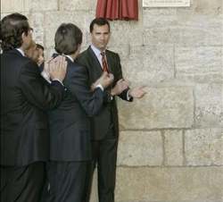 Los Príncipes descubren una placa en el Ayuntamiento de Ciudad Rodrigo