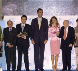 Los Príncipes de Asturias acompañados por la presidenta de la Comunidad de Madrid, Esperanza Aguirre y por el escritor Francisco Ayala, posan junto a 
