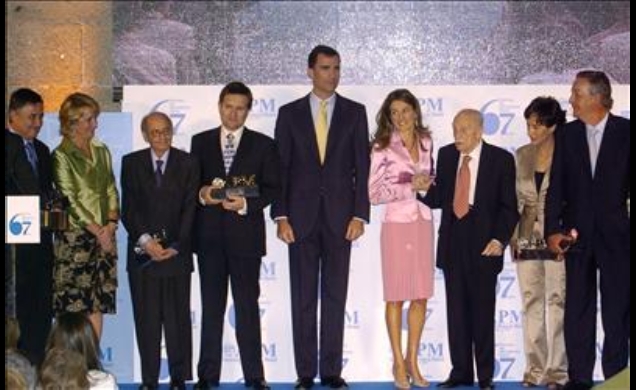 Los Príncipes de Asturias acompañados por la presidenta de la Comunidad de Madrid, Esperanza Aguirre y por el escritor Francisco Ayala, posan junto a 