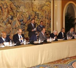 Vista general de la mesa presidencial durante la reunión