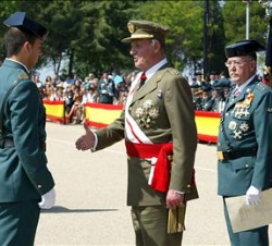 Don Juan Carlos felicita al sargento Sergio López Martínez, número uno de la 27 Promoción de Suboficiales de la Guardia Civil