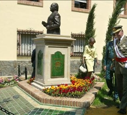 Don Juan Carlos y Doña Sofía junto al busto de Su Majestad el Rey, obra de Francisco Martínez Villacañas y su hijo, Juan Pablo Martínez