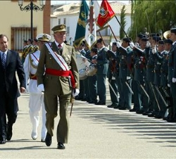 Su Majestad el Rey pasa revista a las compañías formadas, acompañado por el director general de la Guardia Civil, Joan Mesquida