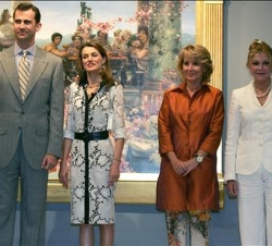 Los Príncipes de Asturias, junto a la presidenta de la Comunidad de Madrid, Esperanza Aguirre, y la vicepresidenta del Patronato de la Fundación Colec