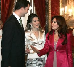 Don Felipe y Doña Letizia conversan con Cristina Fernández de Kirchner