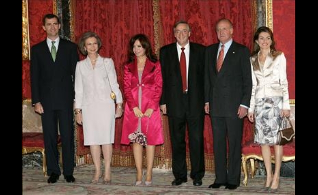 Sus Majestades los Reyes, Sus Altezas Reales los Príncipes de Asturias, el Presidente de la República Argentina, Néstor Kirchner, y su esposa, Cristin