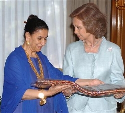 Doña Sofía recibe un obsequio de manos de la Presidenta Asociación de Damas Diplomáticas, Su Alteza la Jequesa Abdallah Al-Khalifa Al-Sabah