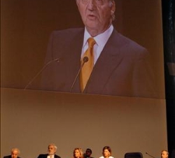 Imagen de Don Juan Carlos en una pantalla gigante, durante su intervención en la Asamblea Anual de la Fundación Cotec