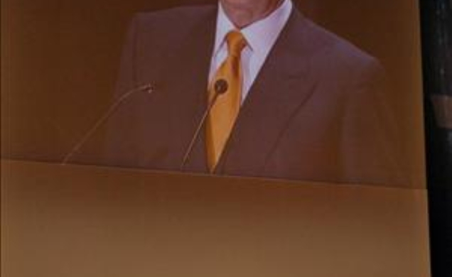 Imagen de Don Juan Carlos en una pantalla gigante, durante su intervención en la Asamblea Anual de la Fundación Cotec