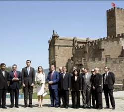 Foto de familia, con el Castillo de Javier al fondo