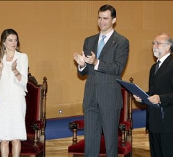 Don Felipe y Doña Letizia, con el físico Javier Tejada, en la entrega del Premio Príncipe de Viana de la Cultura 2006