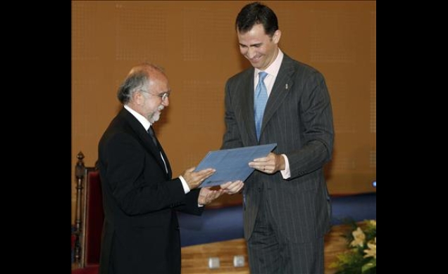 El físico Javier Tejada recibe de manos del Príncipe de Asturias el Premio Príncipe de Viana de la Cultura 2006
