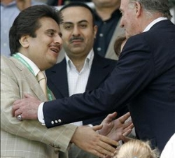 Don Juan Carlos saluda al presidente de la Federación de Arabia Saudí de Fútbol, Bin Abdul Aziz Sultan Bin Fahad, en el palco del estadio de Kaisersla