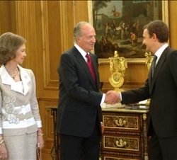 Sus Majestades los Reyes saludan al presidente del Gobierno, José Luís Rodríguez Zapatero