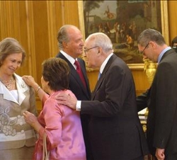 Sus Majestades los Reyes saludan al ex presidente del Gobierno, Leopoldo Calvo-Sotelo, su esposa, y al alcalde de Madrid, Alberto Ruiz-Gallardón