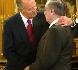 Sabino Fernández Campo, ex Jefe de la Casa de Su Majestad el Rey, saluda a Don Juan Carlos