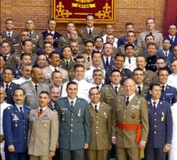 Don Juan Carlos junto a los participantes en el Curso de Estado Mayor de la Escuela Superior de las Fuerzas Armadas