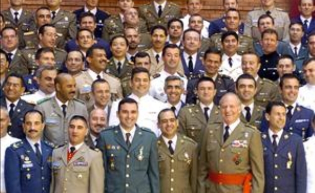 Don Juan Carlos junto a los participantes en el Curso de Estado Mayor de la Escuela Superior de las Fuerzas Armadas