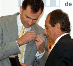 El Príncipe recibe de manos del presidente de AECORK el Premio "Gla d'Or de Honor 2005"