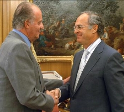 Su Majestad el Rey saluda al presidente del Consejo de Administración de Caja Extremadura, Jesús Medina Ocaña