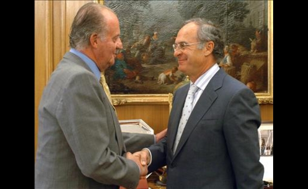 Su Majestad el Rey saluda al presidente del Consejo de Administración de Caja Extremadura, Jesús Medina Ocaña