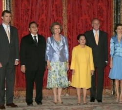 Sus Majestades los Reyes, junto a Sus Altezas Reales los Príncipes de Asturias, y la Presidenta de la República de Filipinas y esposo