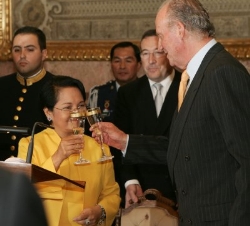 Don Juan Carlos brinda con la Presidenta de la República de Filipinas