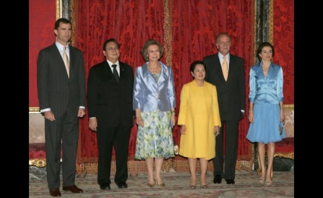 Sus Majestades los Reyes, junto a Sus Altezas Reales los Príncipes de Asturias, y la Presidenta de la República de Filipinas y esposo